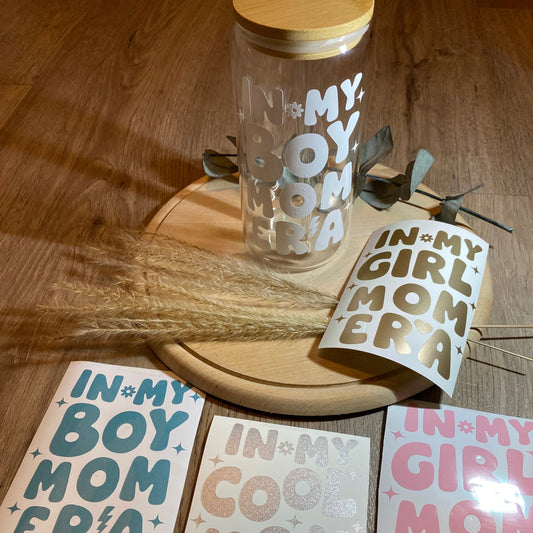 Trinkglas mit Deckel und Strohhalm „IN MY COOL MOM ERA“