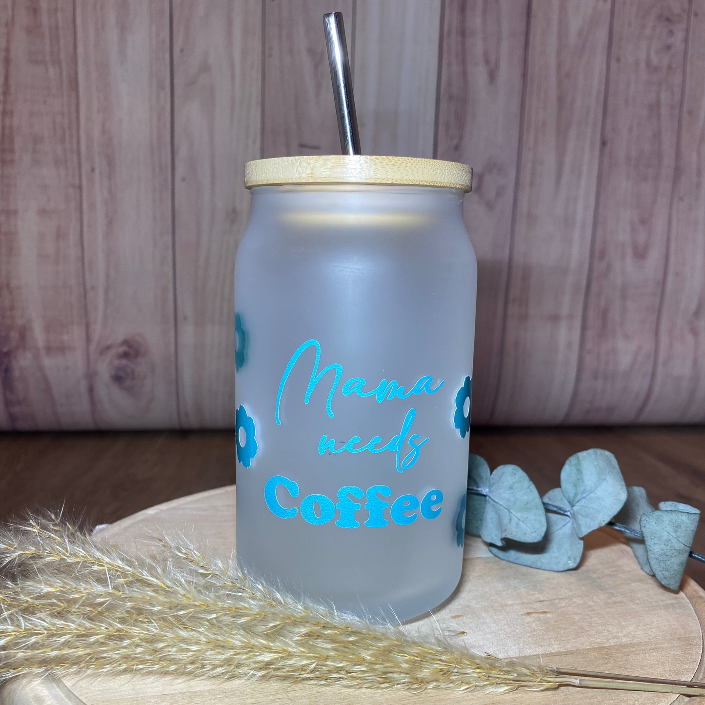 "Mama needs Coffee" Glas mit Farbverlauf bei eisgekühlten Getränken. Inkl. Bambusdeckel und Strohhalm
