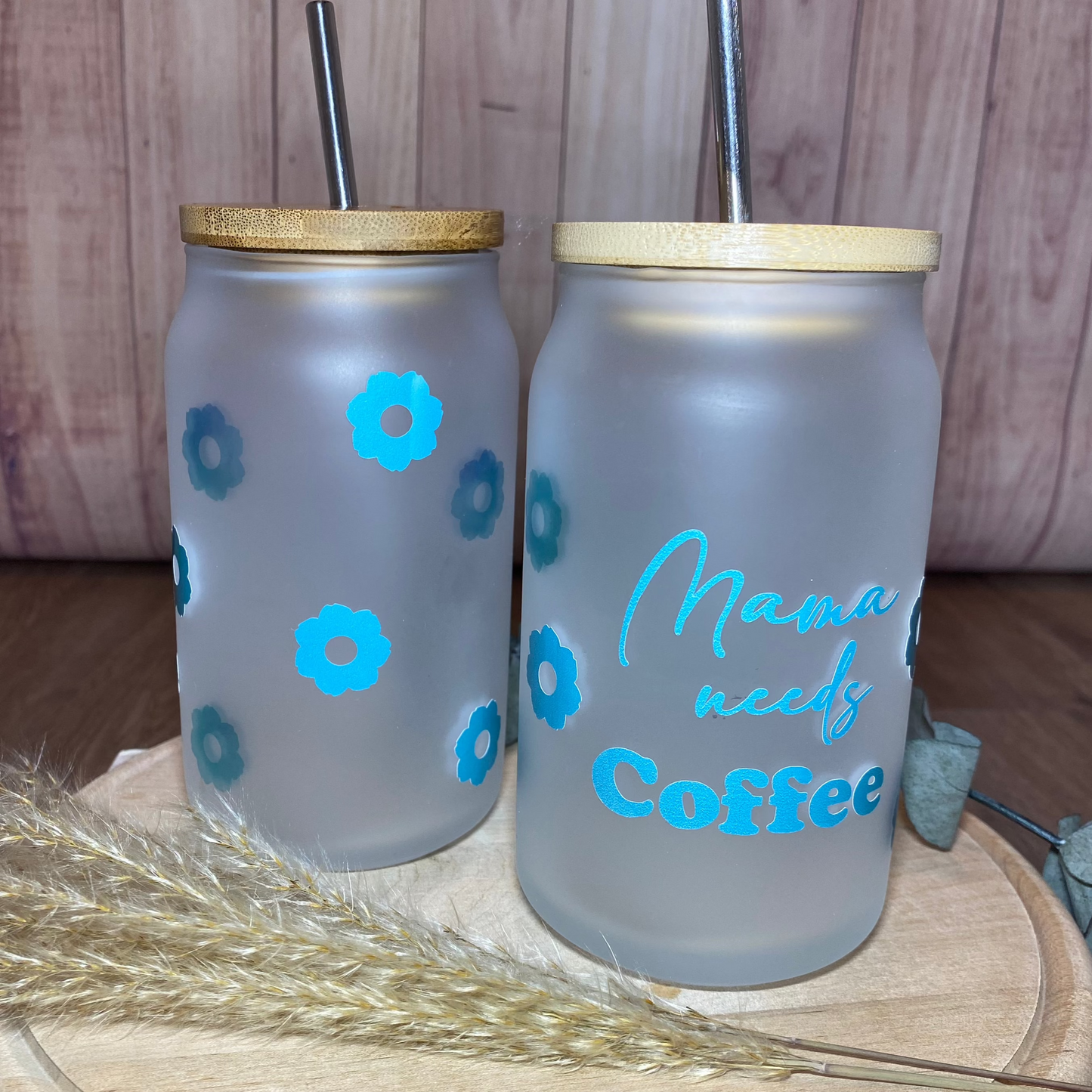 "Mama needs Coffee" Glas mit Farbverlauf bei eisgekühlten Getränken. Inkl. Bambusdeckel und Strohhalm