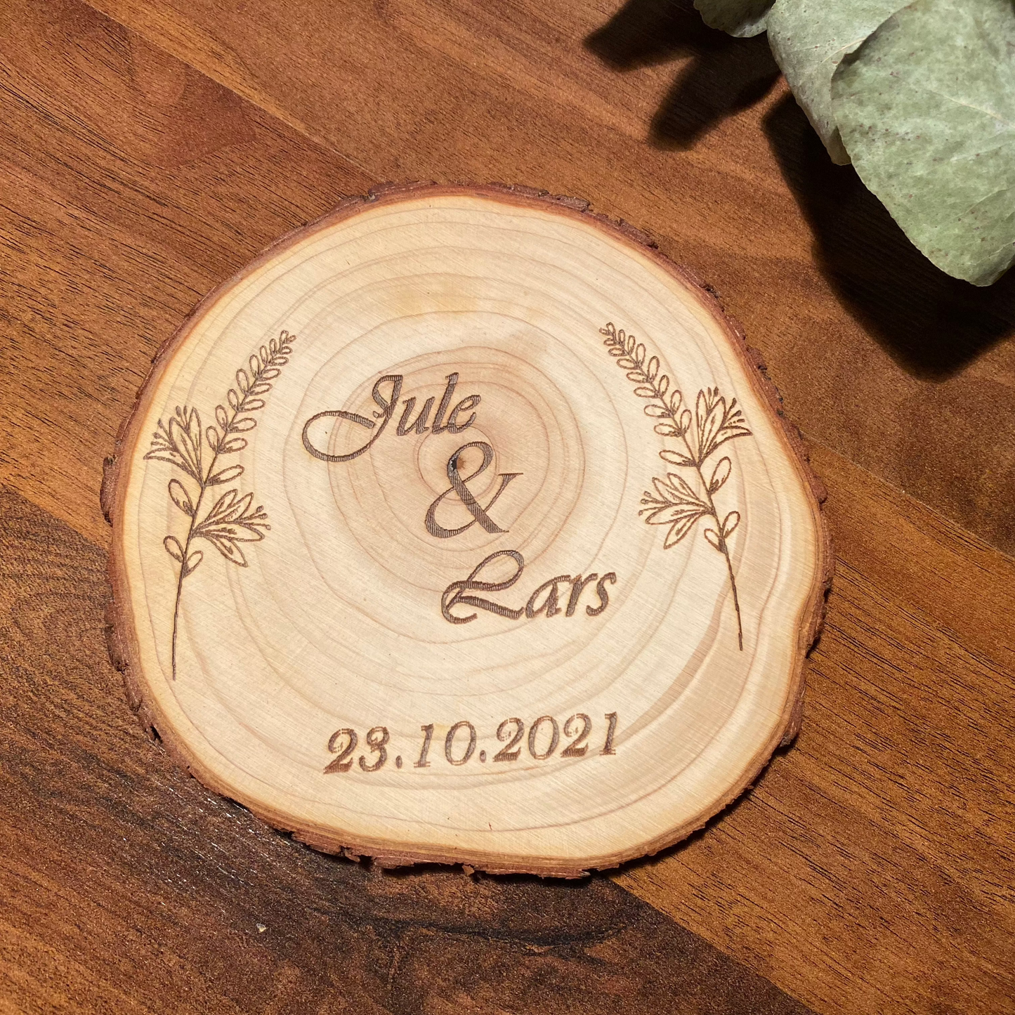 Personalisierte Holzscheibe perfekt als Hochzeitsgeschenk