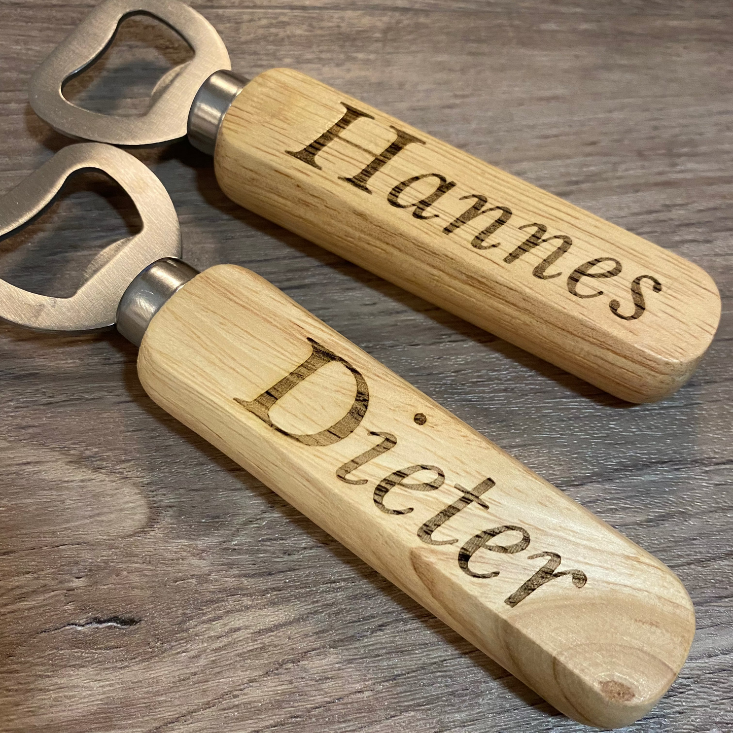 Flaschenöffner aus Holz mit persönlicher Note
