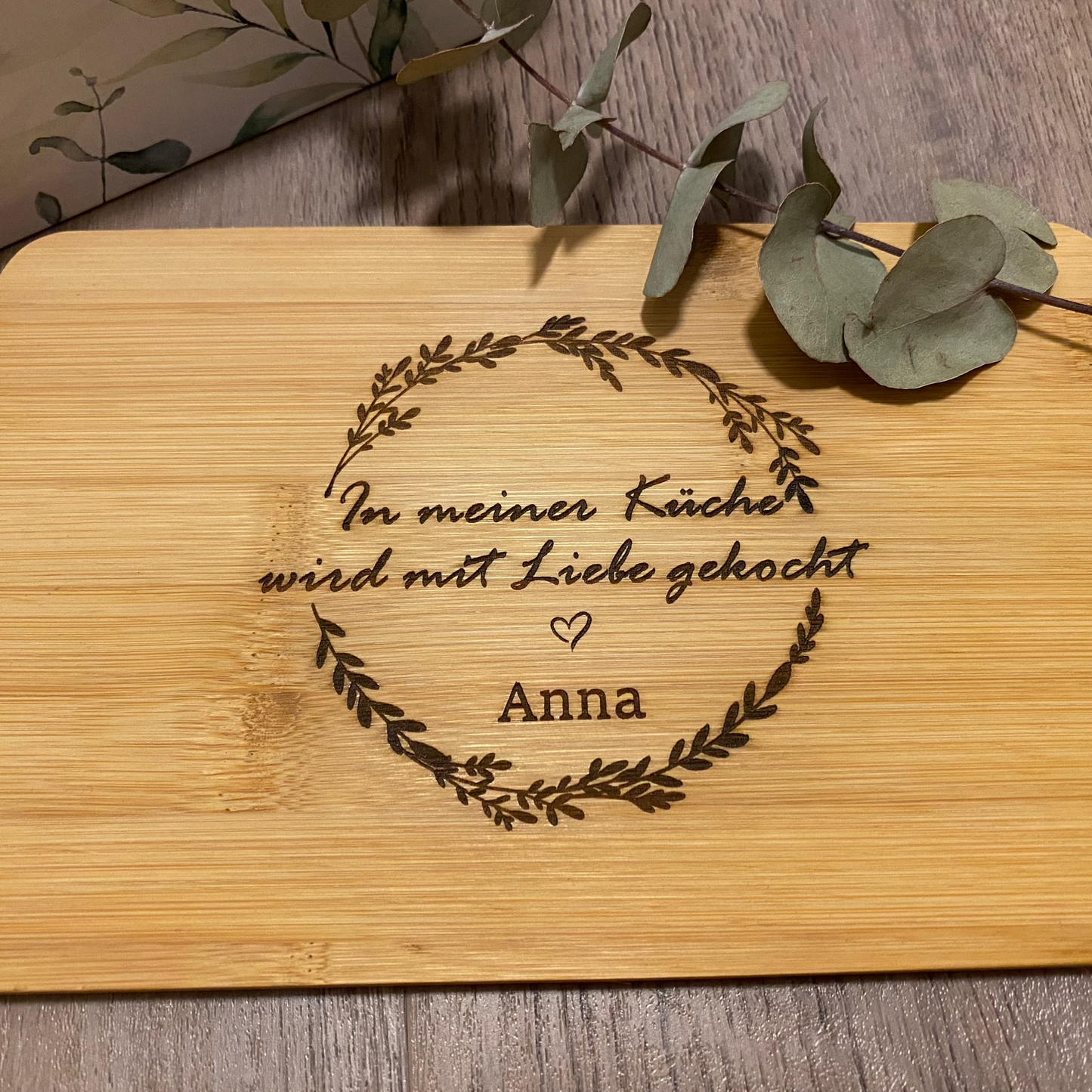 Frühstücksbrettchen aus Bambus mit dem Spruch "In meiner Küche wird mit Liebe gekocht!"