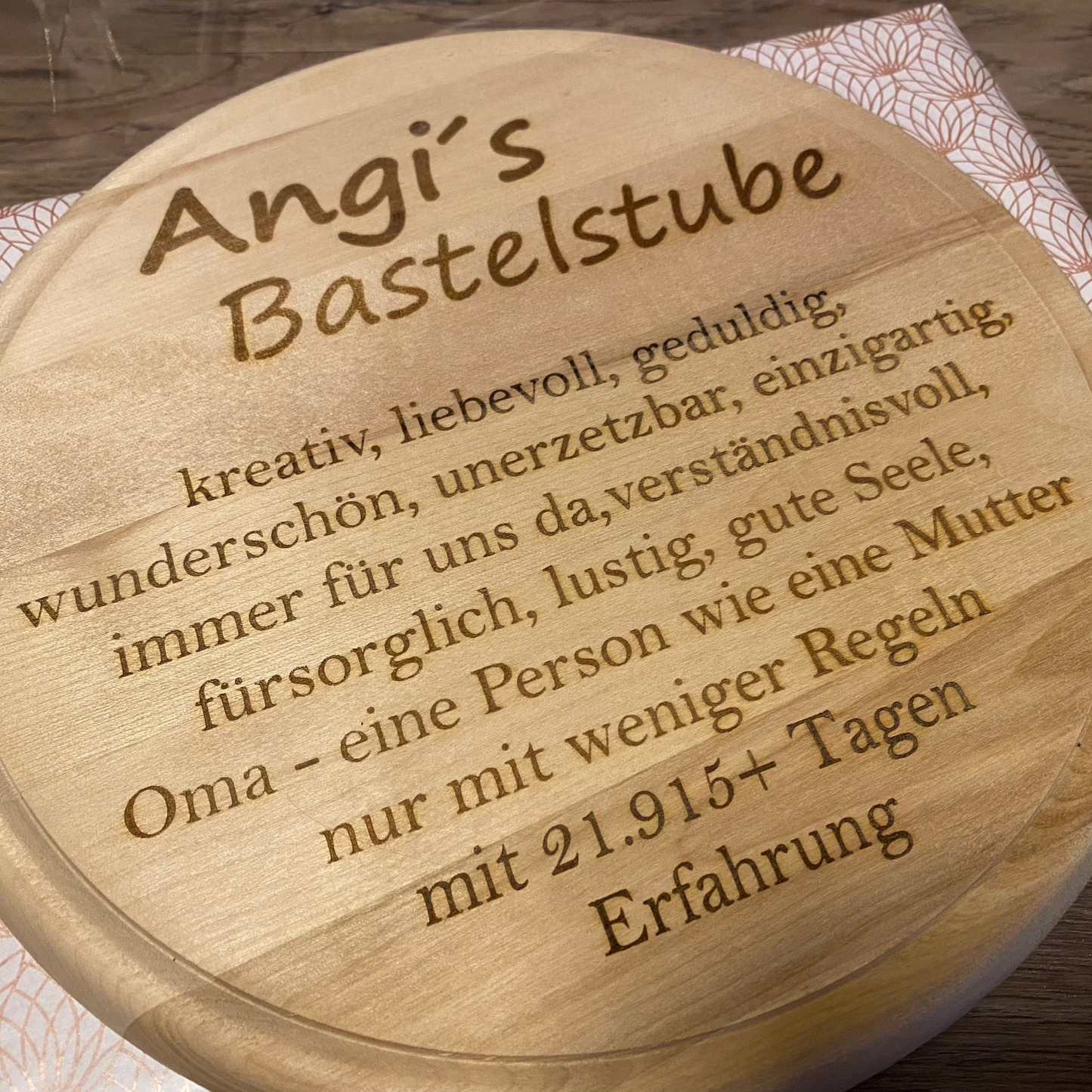 Personalisiertes Schneidebrett aus Birkenholz.