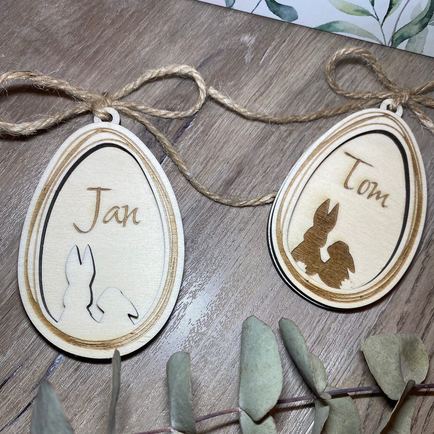 Osteranhänger mit Hasenmotiv und Namen auf Holz personalisiert.