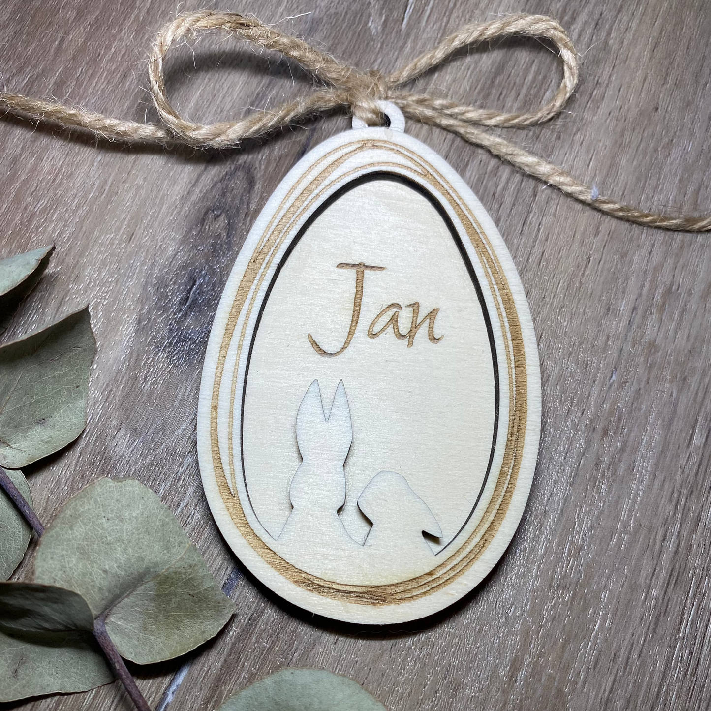 Osteranhänger mit Hasenmotiv und Namen auf Holz personalisiert.