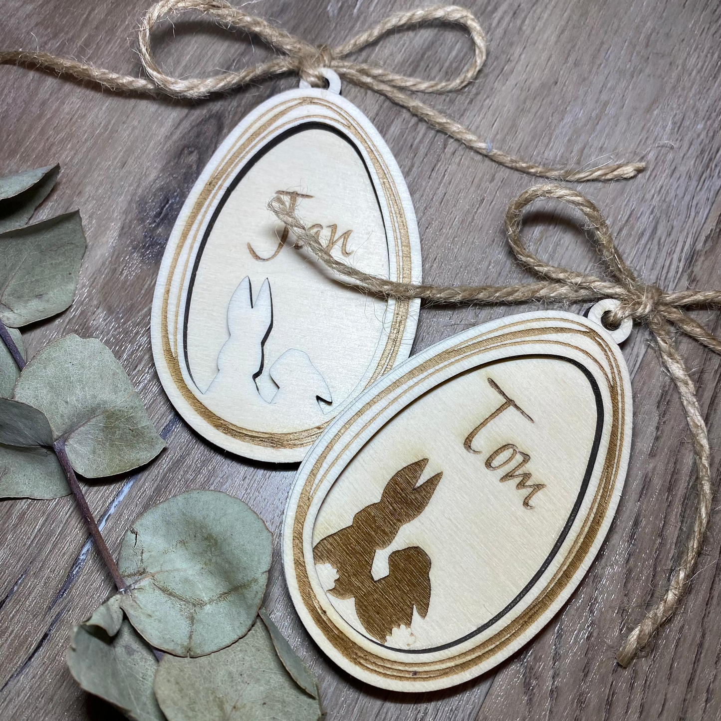 Osteranhänger mit Hasenmotiv und Namen auf Holz personalisiert.