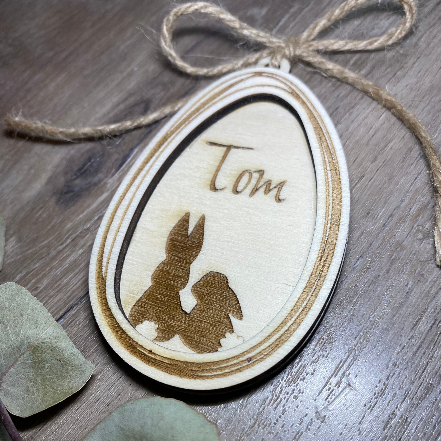 Osteranhänger mit Hasenmotiv und Namen auf Holz personalisiert.