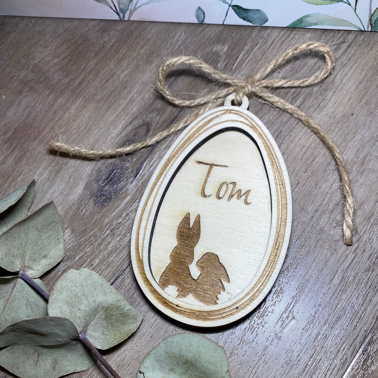 Osteranhänger mit Hasenmotiv und Namen auf Holz personalisiert.