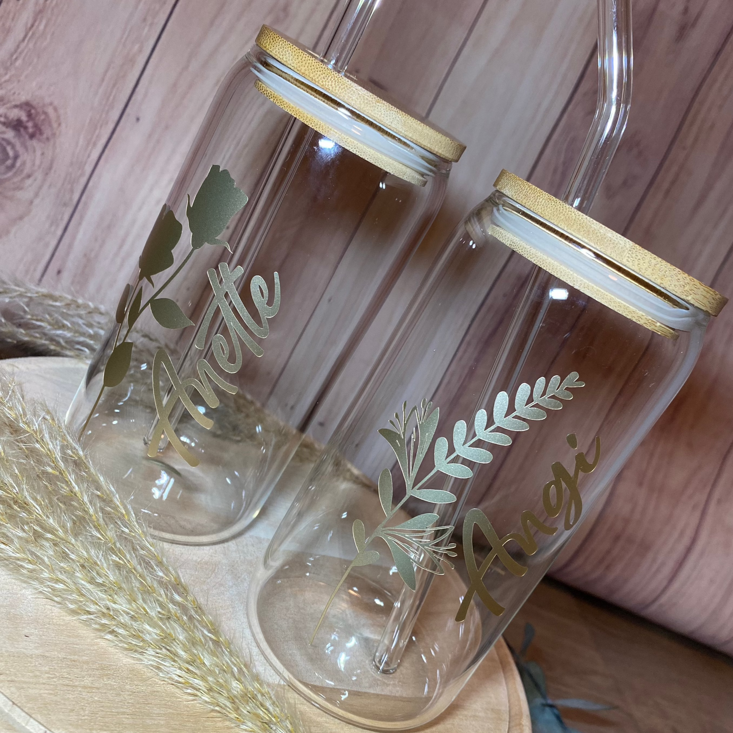 Trinkglas mit Holzdeckel und Strohhalm mit Namen