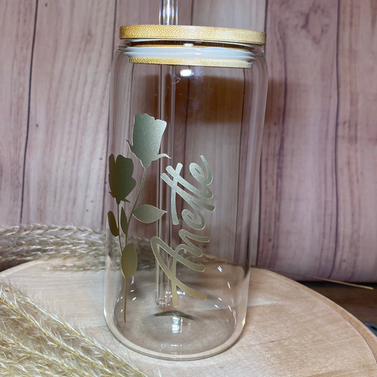 Trinkglas mit Holzdeckel und Strohhalm mit Namen