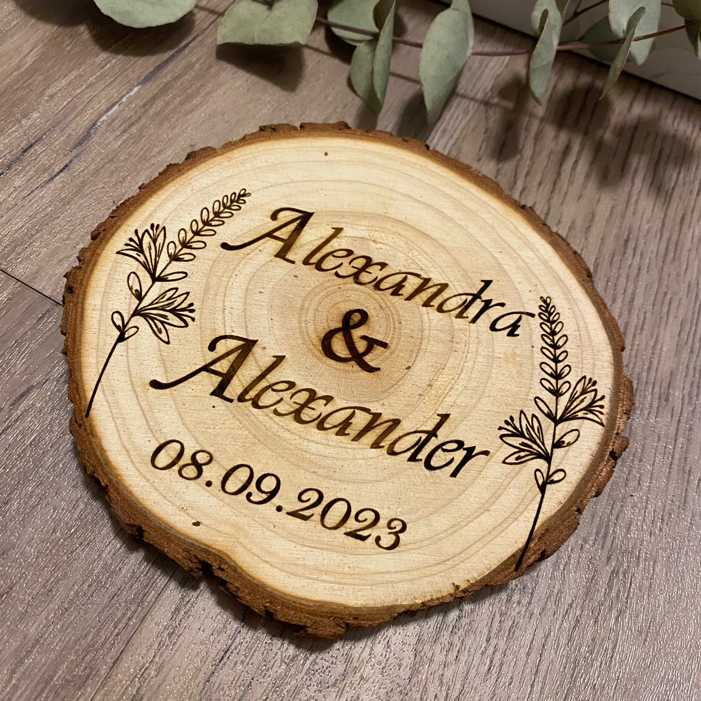 Personalisierte Holzscheibe perfekt als Hochzeitsgeschenk
