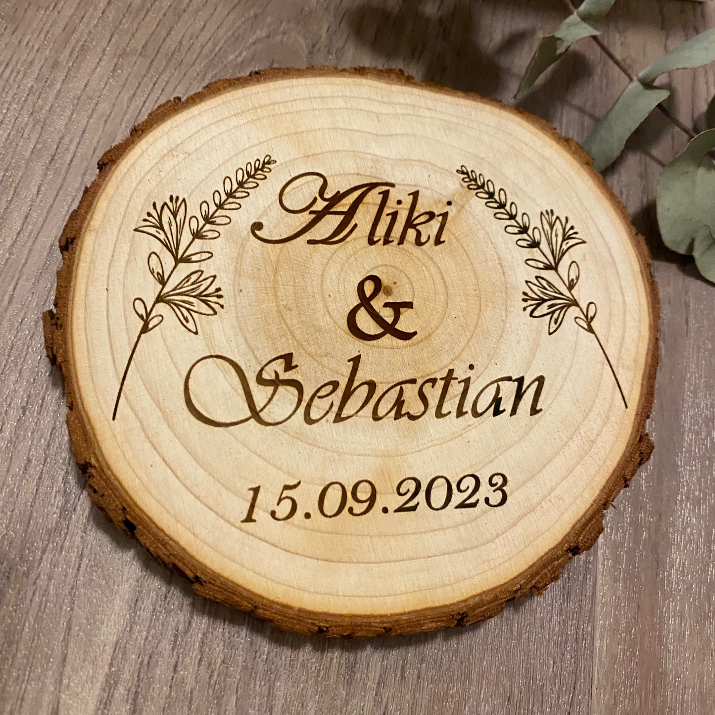 Personalisierte Holzscheibe perfekt als Hochzeitsgeschenk