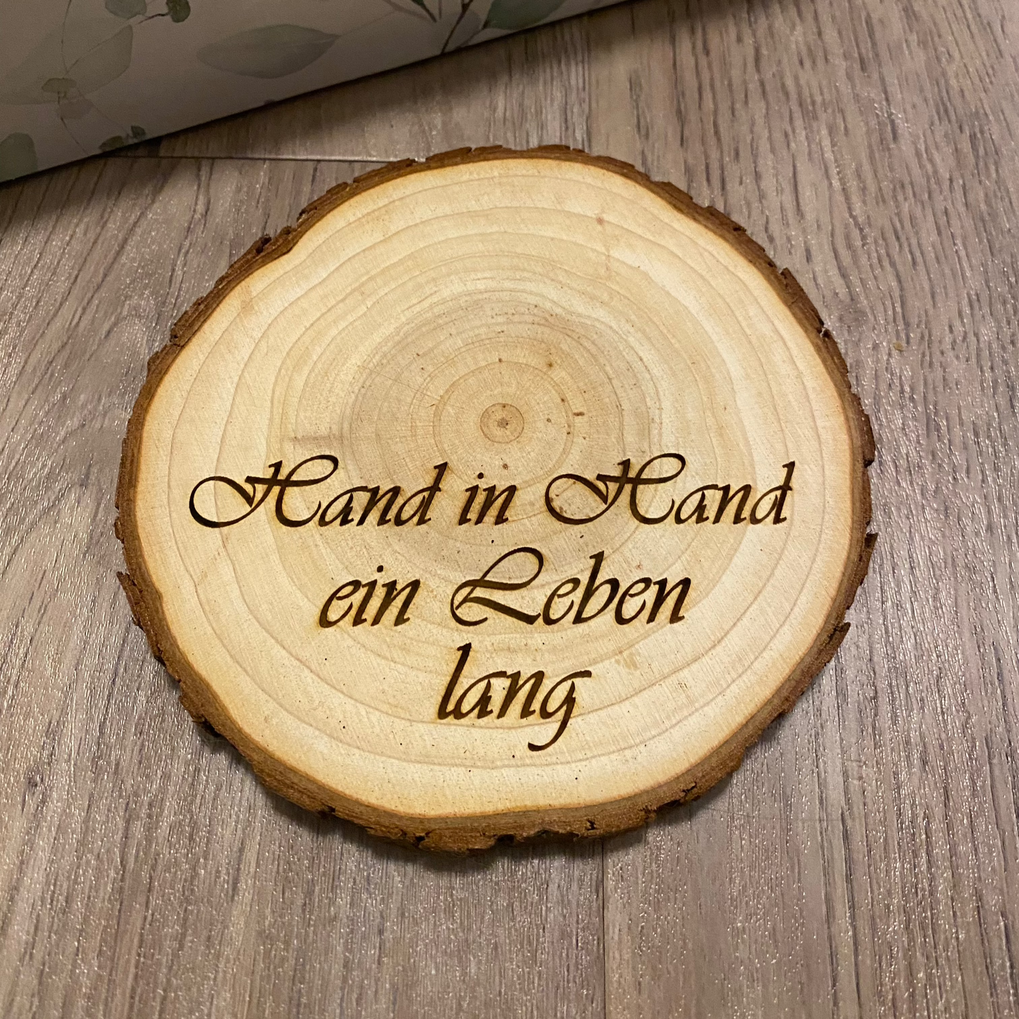 Personalisierte Holzscheibe perfekt als Hochzeitsgeschenk