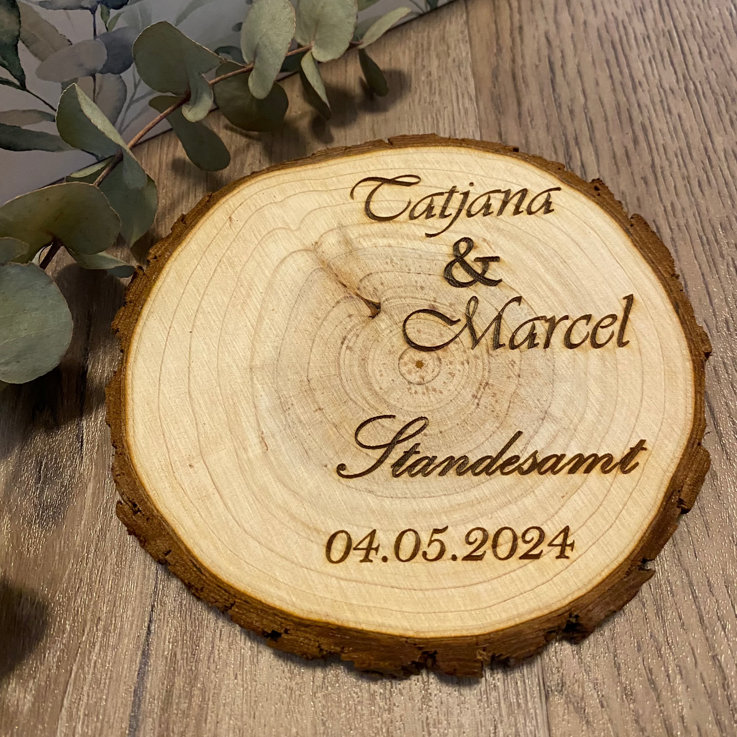 Personalisierte Holzscheibe perfekt als Hochzeitsgeschenk
