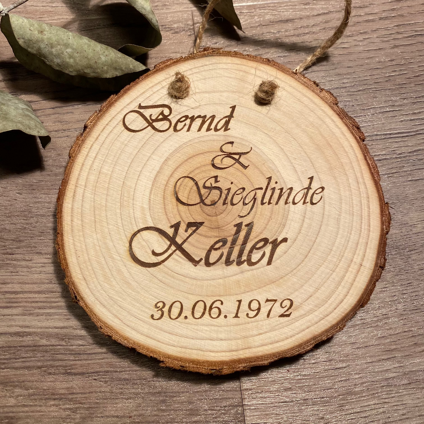 Personalisierte Holzscheibe perfekt als Hochzeitsgeschenk