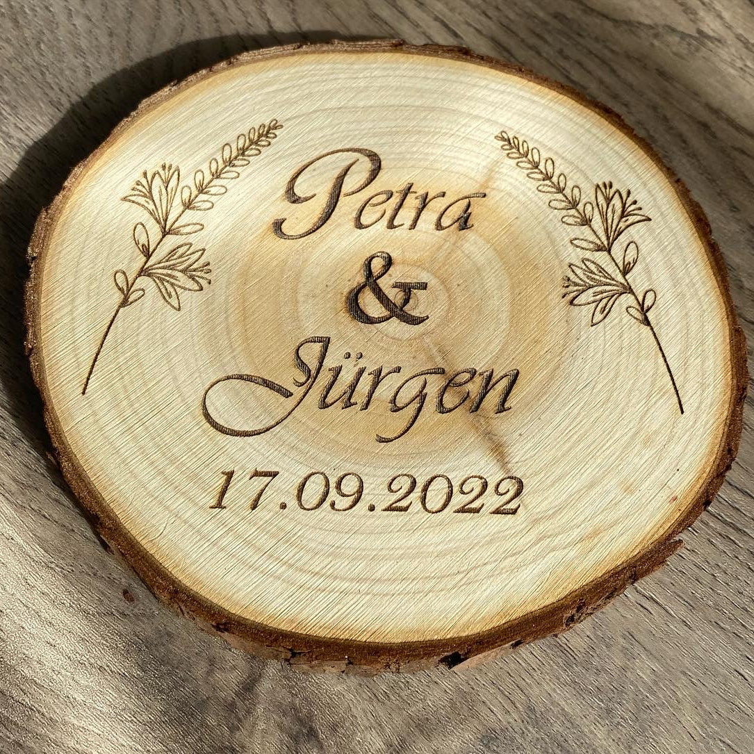 Personalisierte Holzscheibe perfekt als Hochzeitsgeschenk