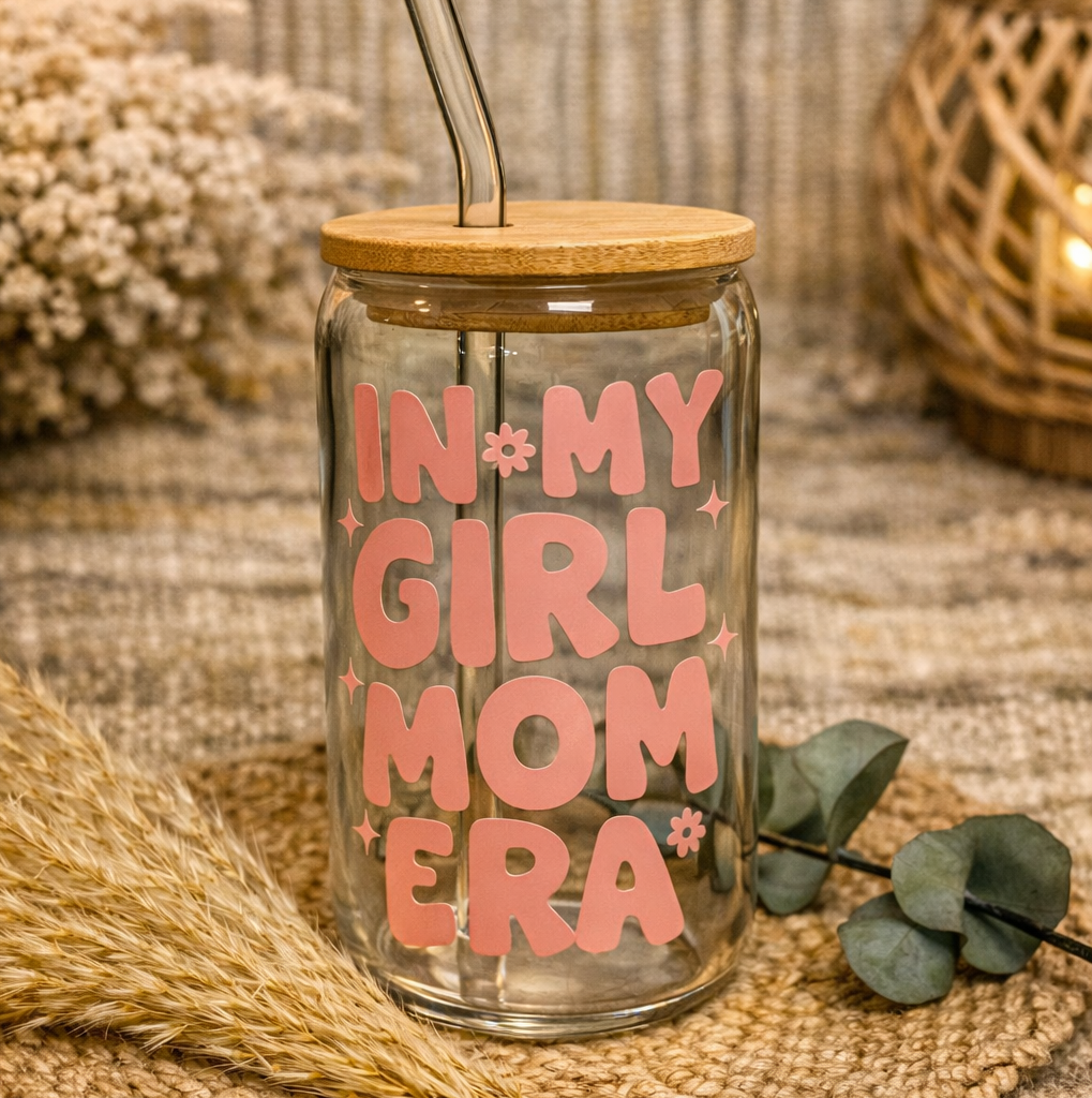 Trinkglas mit Deckel und Strohhalm „IN MY GIRL MOM ERA“