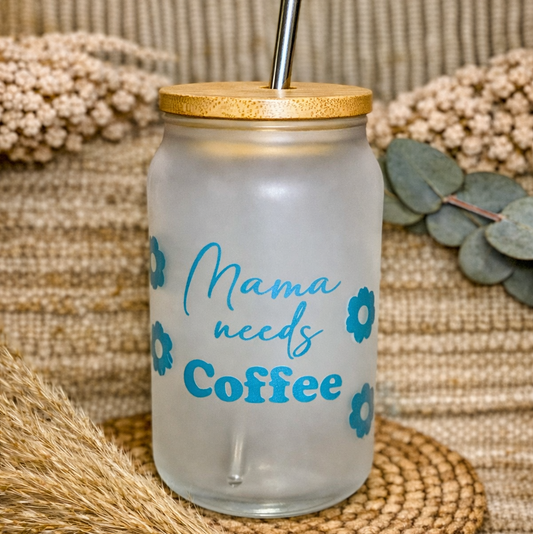 "Mama needs Coffee" Glas mit Farbverlauf bei eisgekühlten Getränken. Inkl. Bambusdeckel und Strohhalm