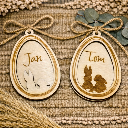Osteranhänger mit Hasenmotiv und Namen auf Holz personalisiert.