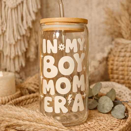 Trinkglas mit Deckel und Strohhalm „IN MY BOY MOM ERA“