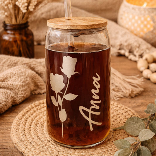 Trinkglas mit Holzdeckel und Strohhalm mit Namen