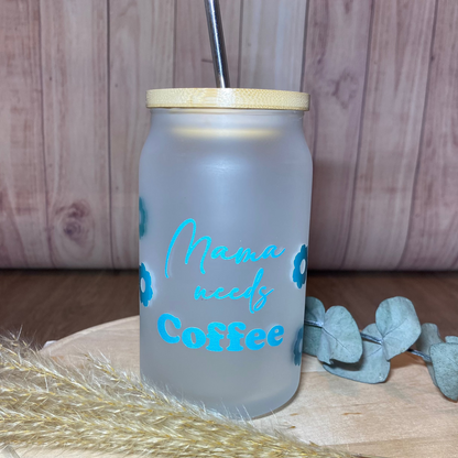 "Mama needs Coffee" Glas mit Farbverlauf bei eisgekühlten Getränken. Inkl. Bambusdeckel und Strohhalm
