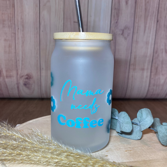 "Mama needs Coffee" Glas mit Farbverlauf bei eisgekühlten Getränken. Inkl. Bambusdeckel und Strohhalm