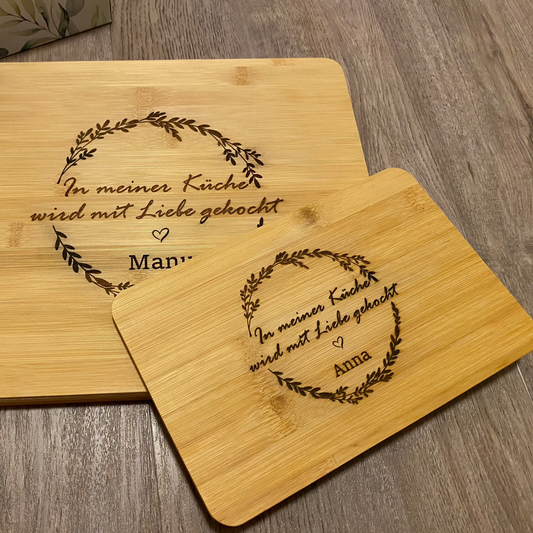 Frühstücksbrettchen aus Bambus mit dem Spruch "In meiner Küche wird mit Liebe gekocht!"