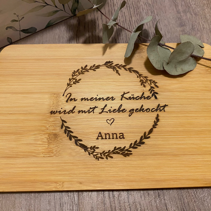 Frühstücksbrettchen aus Bambus mit dem Spruch "In meiner Küche wird mit Liebe gekocht!"