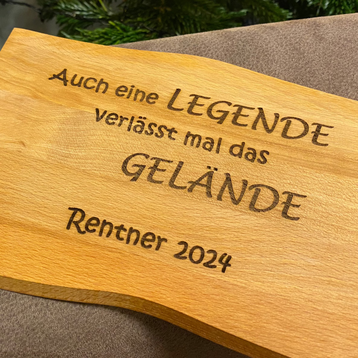 Gewelltes Frühstücksbrettchen aus Buchenholz