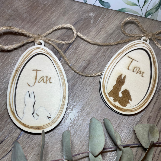 Osteranhänger mit Hasenmotiv und Namen auf Holz personalisiert.
