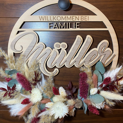 Personalisierter Familienkranz mit Trockenblumen in bordeaux