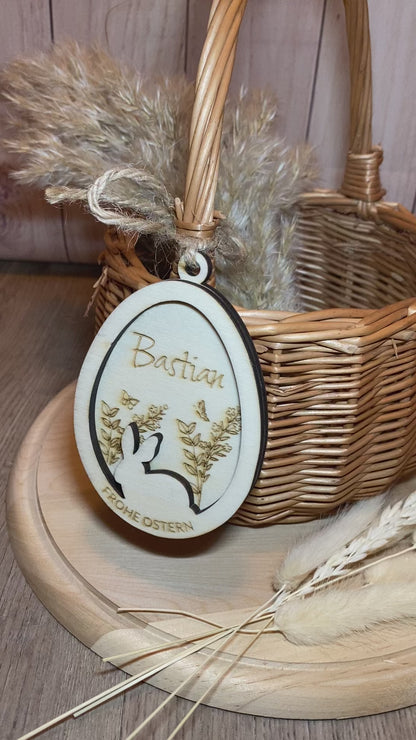 Osterkörbchen mit personalisiertem Anhänger.